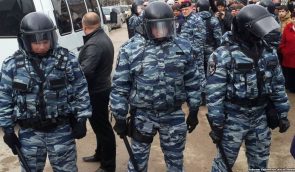 Українські правозахисники випустили третє видання книги про придушення свободи в Криму