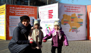 Більше половини мешканців Донбасу готові терпіти матеріальні труднощі, аби зберегти права – дослідження