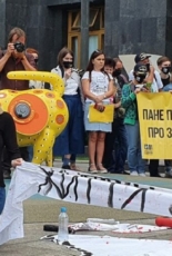 З мішками на голові та пострілами: під ОП влаштували акцію на підтримку політв’язнів Кремля