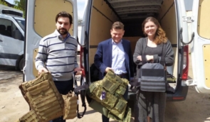 Документатори Коаліції “Україна. П’ята ранку” отримали бронежилети від Чехії