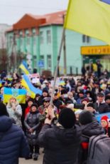 Не всі можуть поїхати: влада повинна допомогти виїхати людям з окупації, а не засуджувати їх