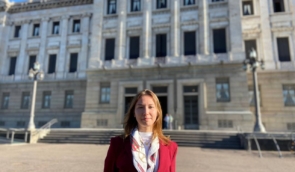 Tetiana Zhukova: “Russia needs war; its economy and population control depend on it” (in Spanish)