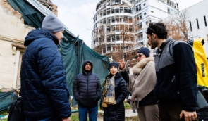 Побачили масштаби руйнування, підземну школу та вшанували загиблих дітей: учасники міжнародної конференції “Crimea Global” відвідали Харків