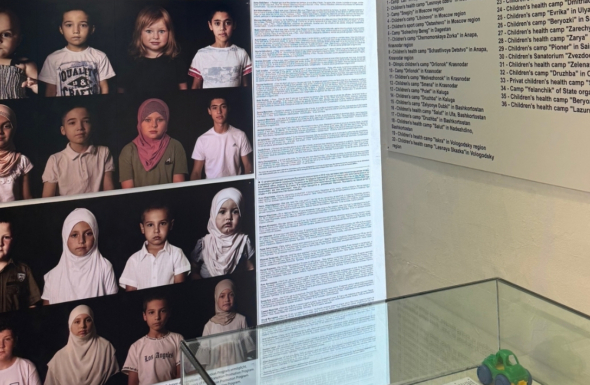 Дорослішання в очікуванні батька: фотовиставка про дітей кримськотатарських політв’язнів відкрилася в Берліні